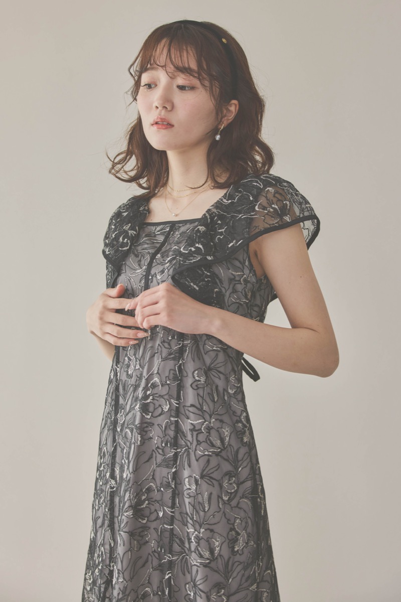 ブラックのチュール刺繍マーメイドドレス