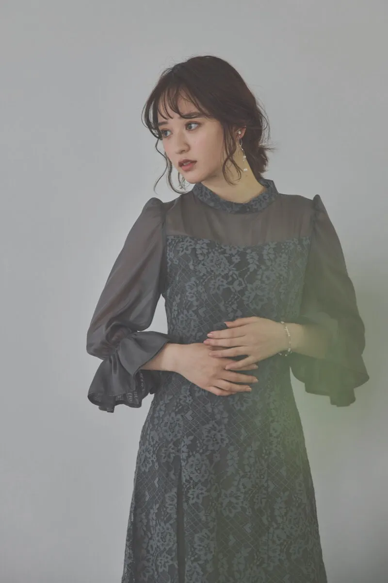 チャコールグレーのシャーリングスリーブ花柄レースドレス