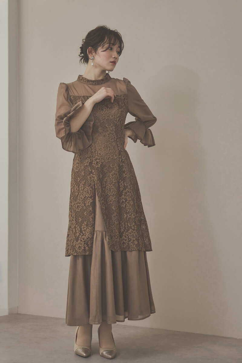 モカのシャーリングスリーブ花柄レースドレス