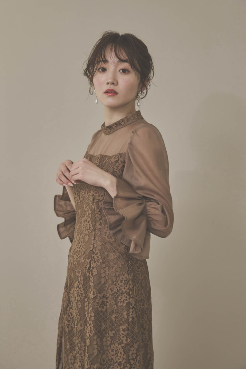 モカのシャーリングスリーブ花柄レースドレス