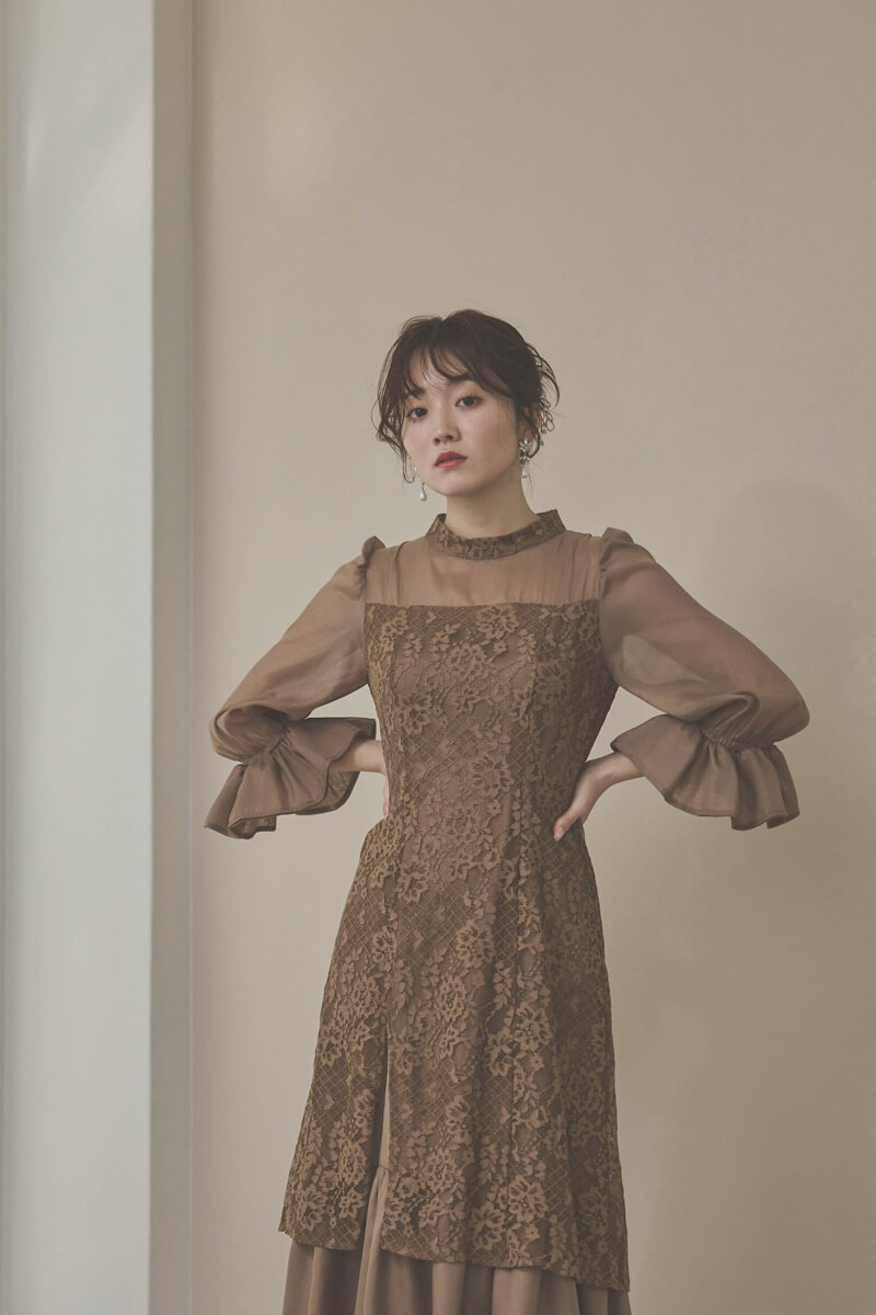 モカのシャーリングスリーブ花柄レースドレス
