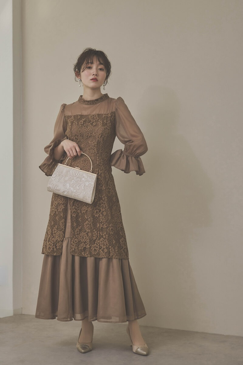 モカのシャーリングスリーブ花柄レースドレス