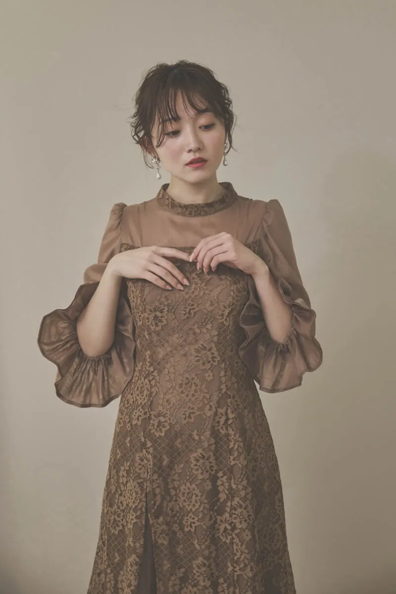 モカのシャーリングスリーブ花柄レースドレス