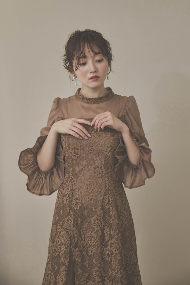 モカのシャーリングスリーブ花柄レースドレス