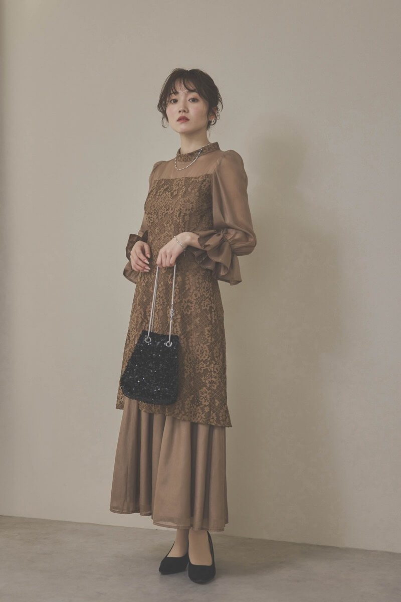 モカのシャーリングスリーブ花柄レースドレス