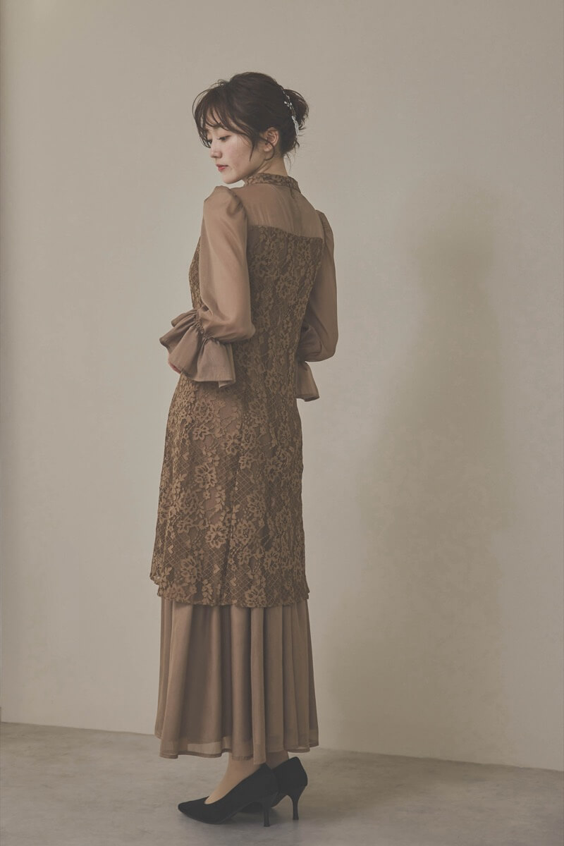 モカのシャーリングスリーブ花柄レースドレス