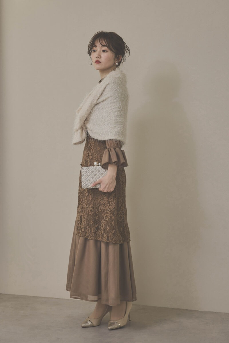 モカのシャーリングスリーブ花柄レースドレス