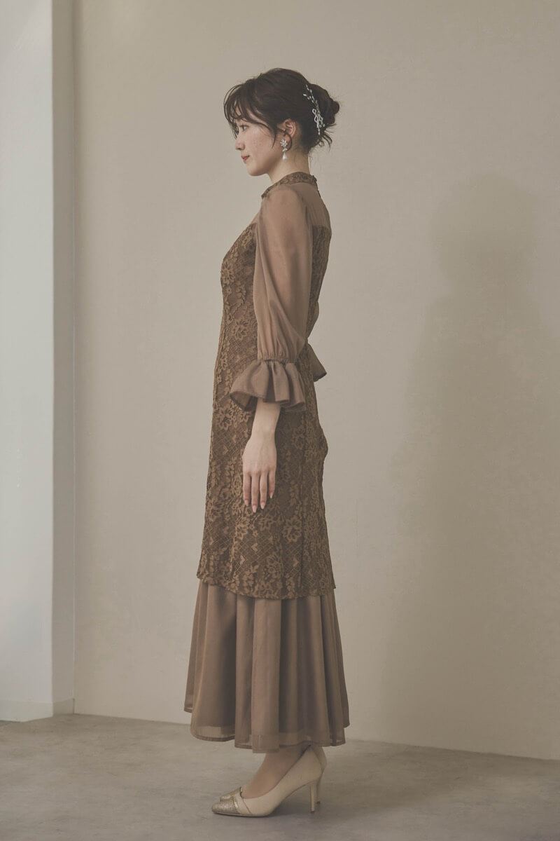 モカのシャーリングスリーブ花柄レースドレス