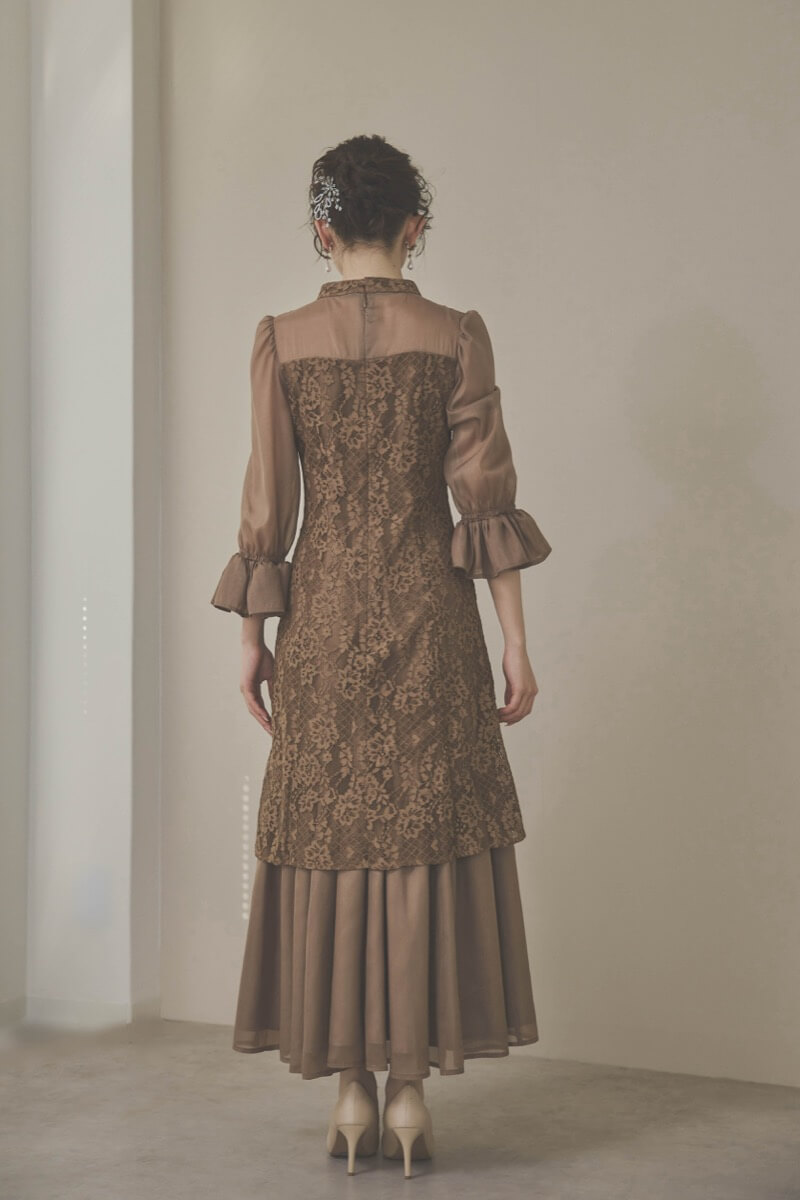 モカのシャーリングスリーブ花柄レースドレス