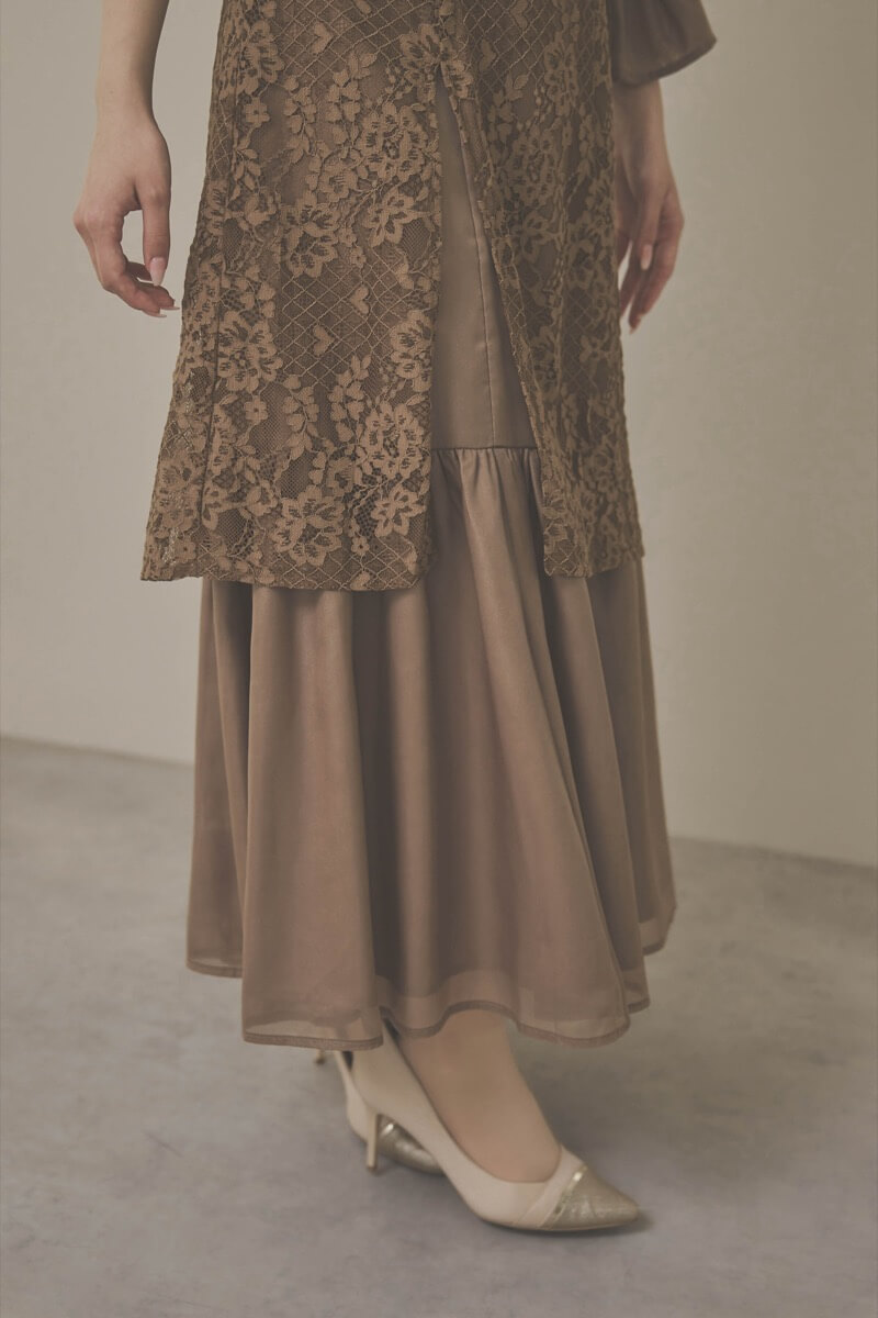 モカのシャーリングスリーブ花柄レースドレス