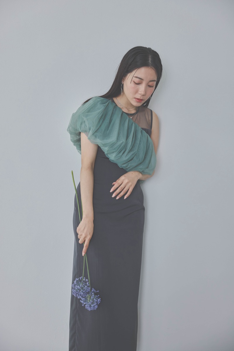 チャコールグレーのオフショルボレロIラインドレス