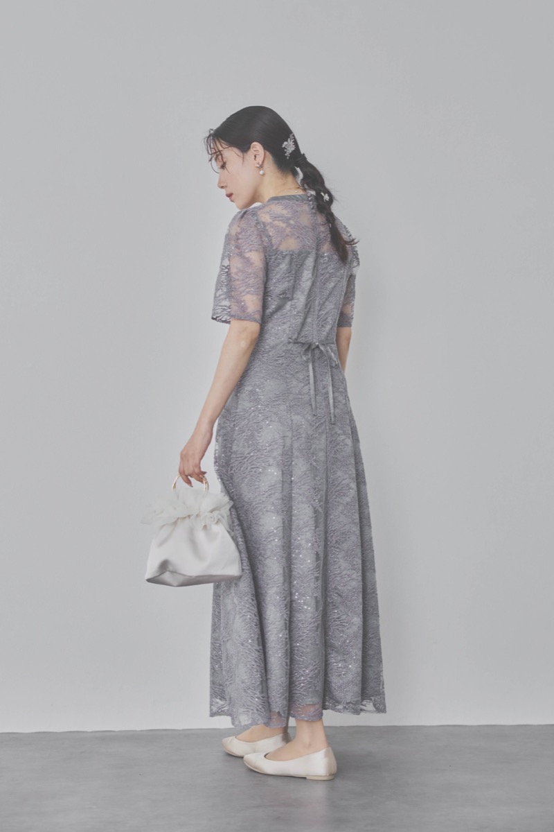 グレーのシャイニーエンブロイダリードレス