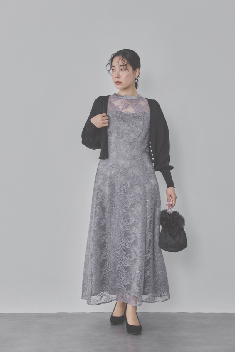 グレーのシャイニーエンブロイダリードレス