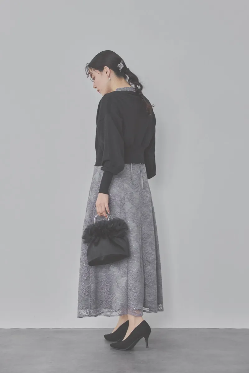 グレーのシャイニーエンブロイダリードレス