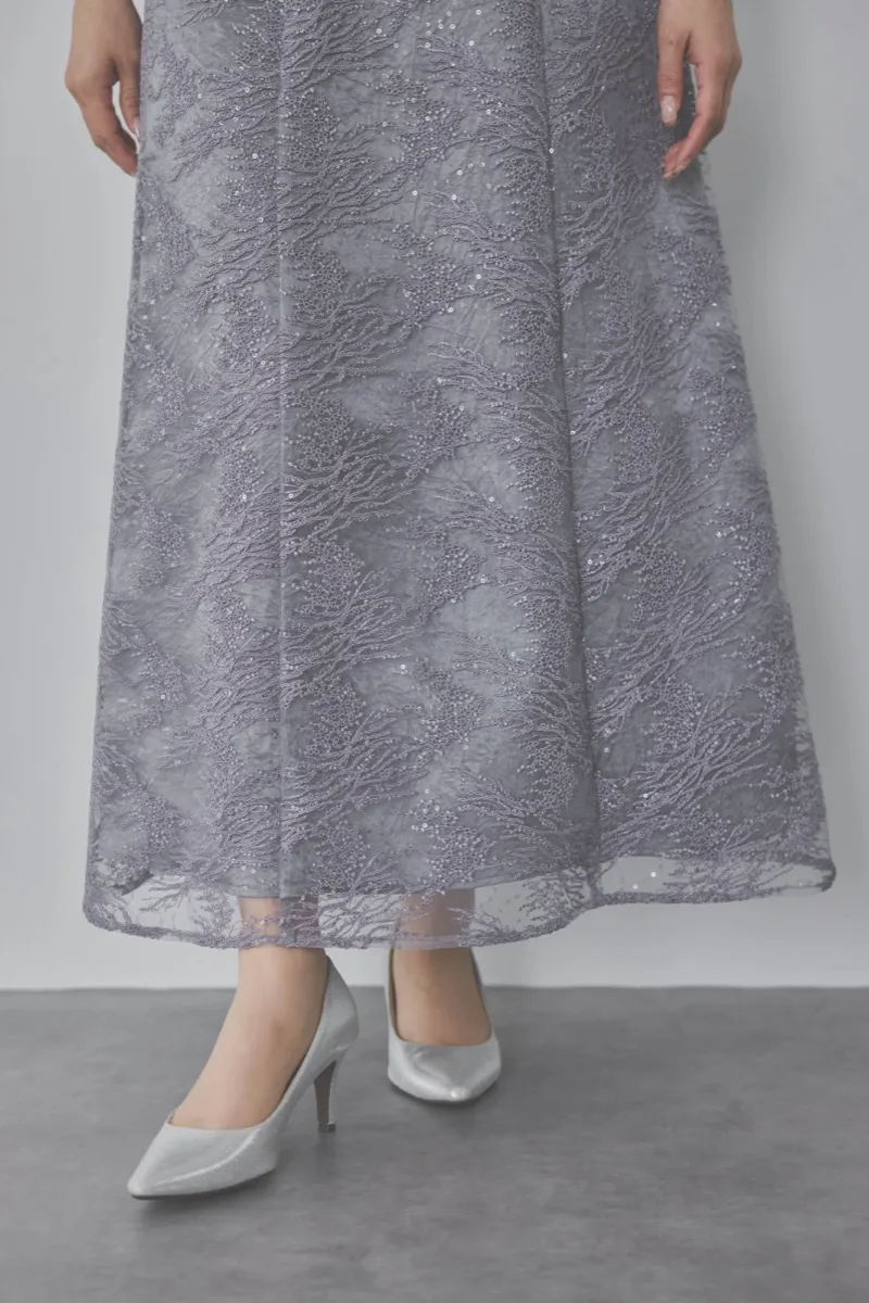 グレーのシャイニーエンブロイダリードレス