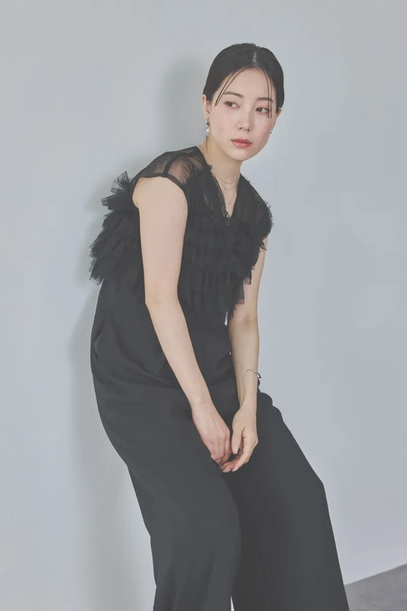 ブラックのチュールフリルオールインワンドレス