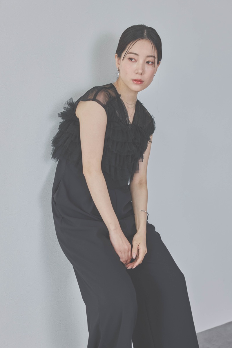 ブラックのチュールフリルオールインワンドレス