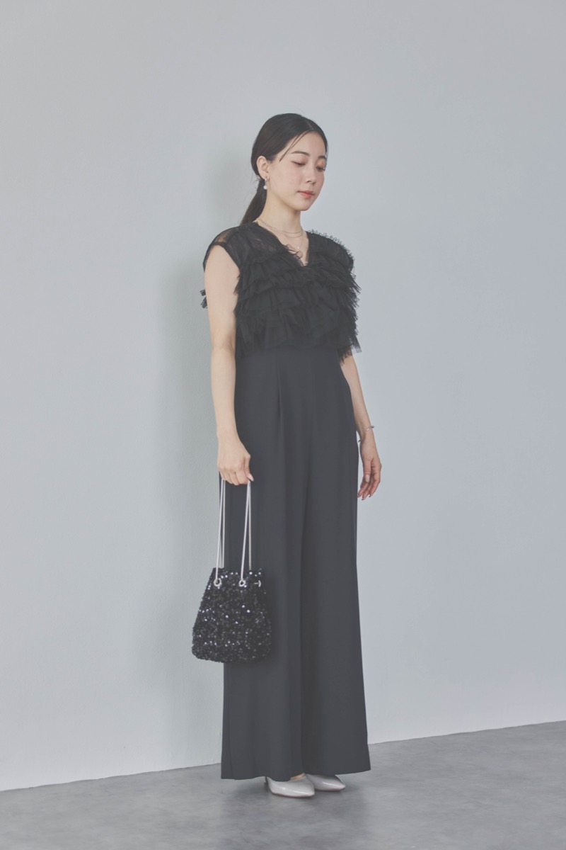 ブラックのチュールフリルオールインワンドレス