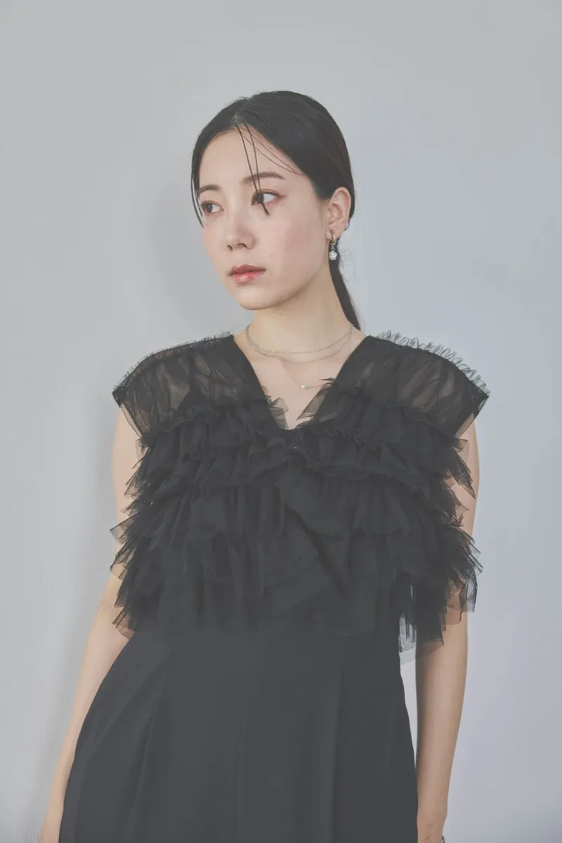 ブラックのチュールフリルオールインワンドレス