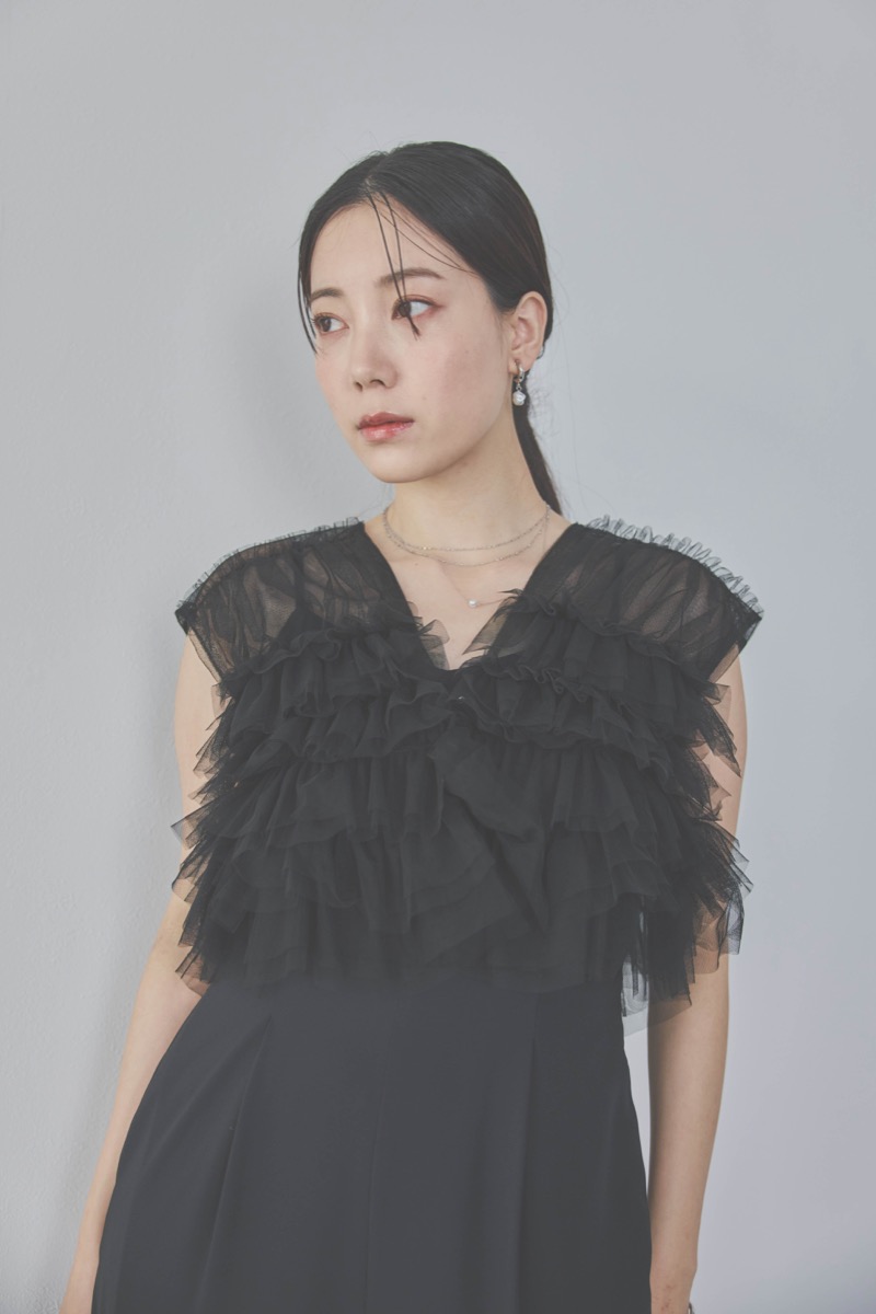 ブラックのチュールフリルオールインワンドレス