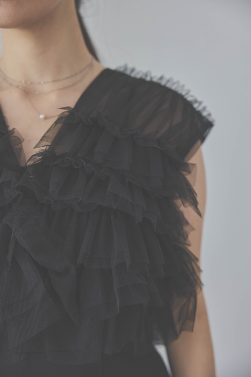ブラックのチュールフリルオールインワンドレス