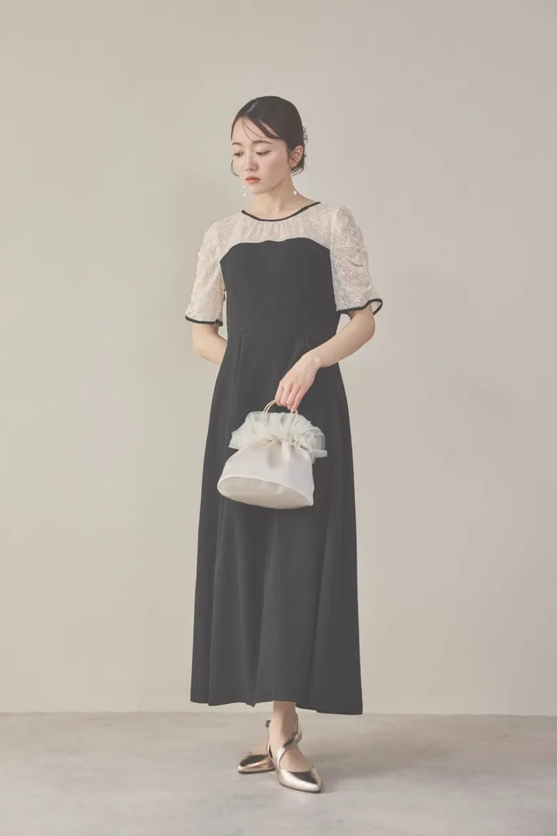 ブラックのレースコンビカットプリーツドレス