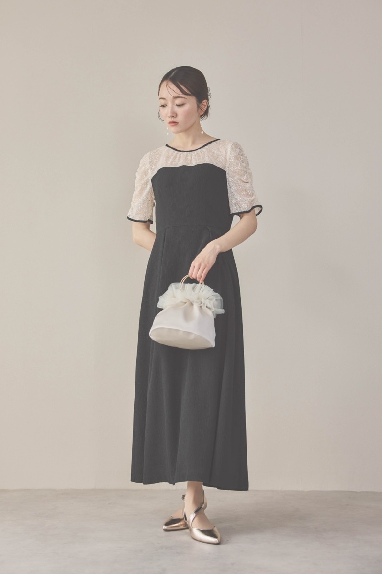 ブラックのレースコンビカットプリーツドレス