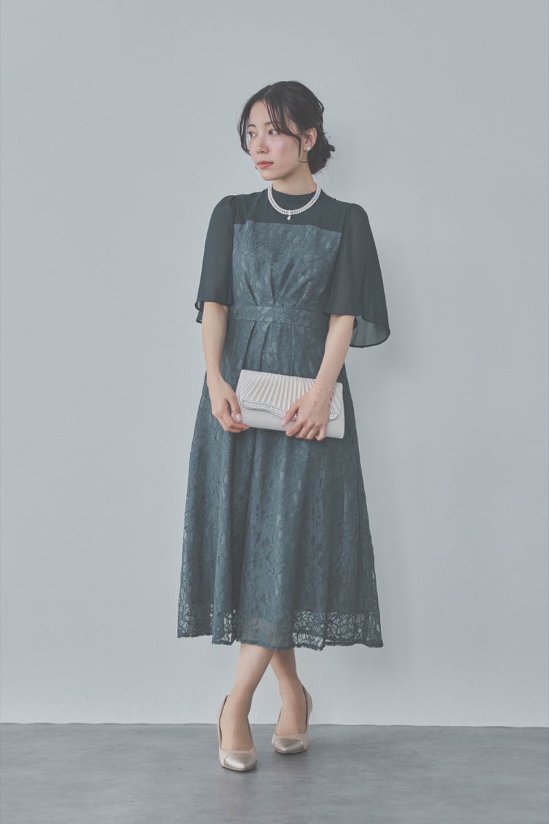 グリーンのフレアースリーブレースドレス