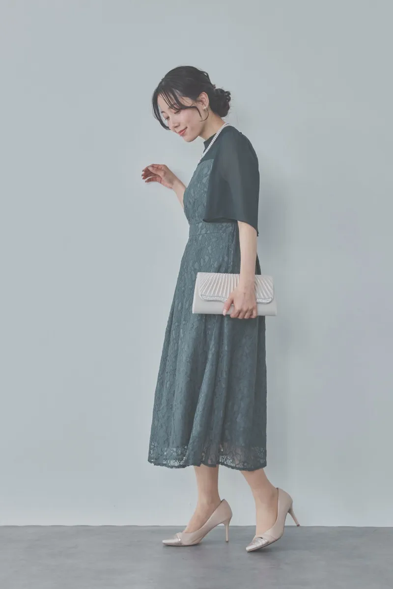 グリーンのフレアースリーブレースドレス