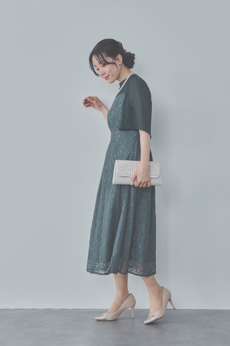 グリーンのフレアースリーブレースドレス