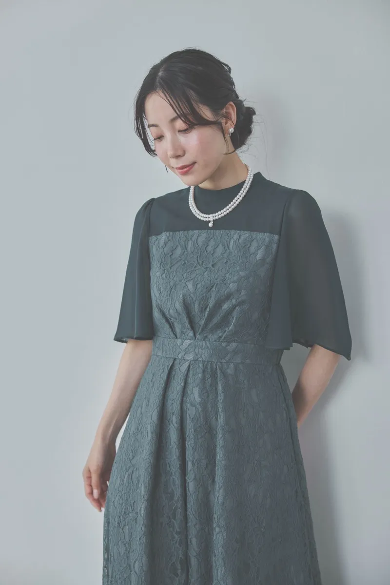 グリーンのフレアースリーブレースドレス