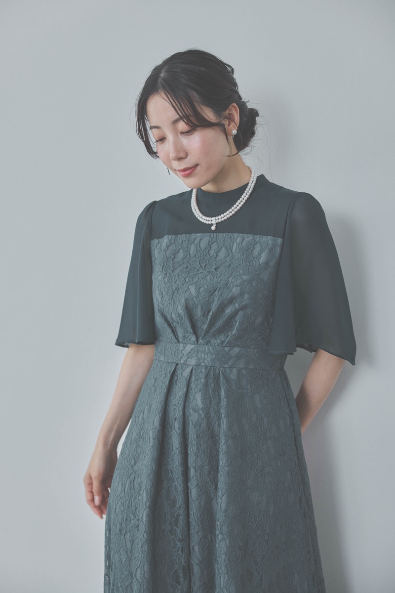 グリーンのフレアースリーブレースドレス