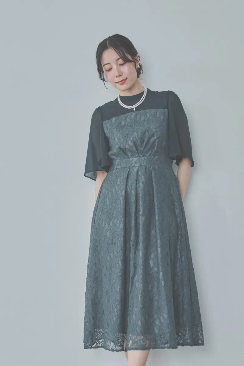 グリーンのフレアースリーブレースドレス