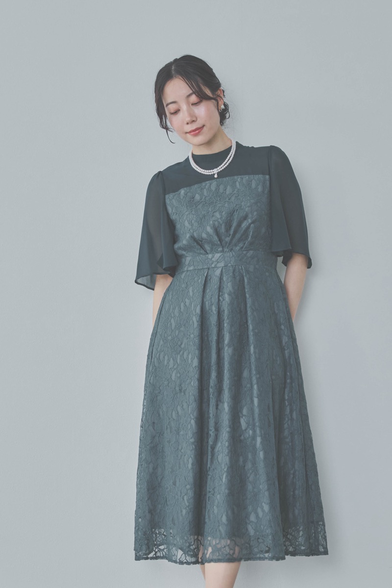 グリーンのフレアースリーブレースドレス