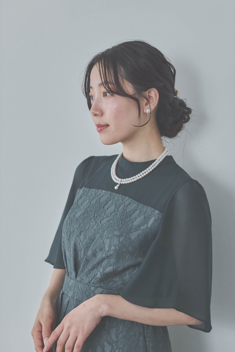 グリーンのフレアースリーブレースドレス