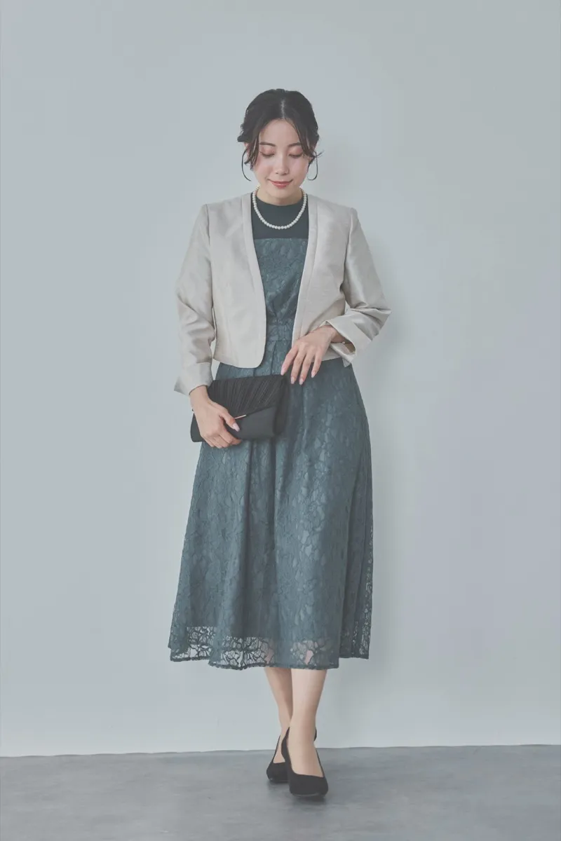 グリーンのフレアースリーブレースドレス