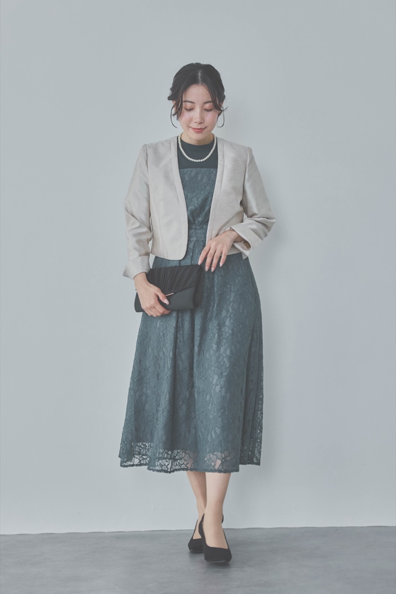 グリーンのフレアースリーブレースドレス