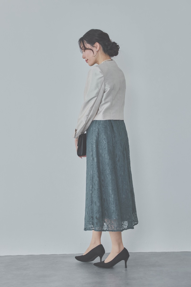 グリーンのフレアースリーブレースドレス