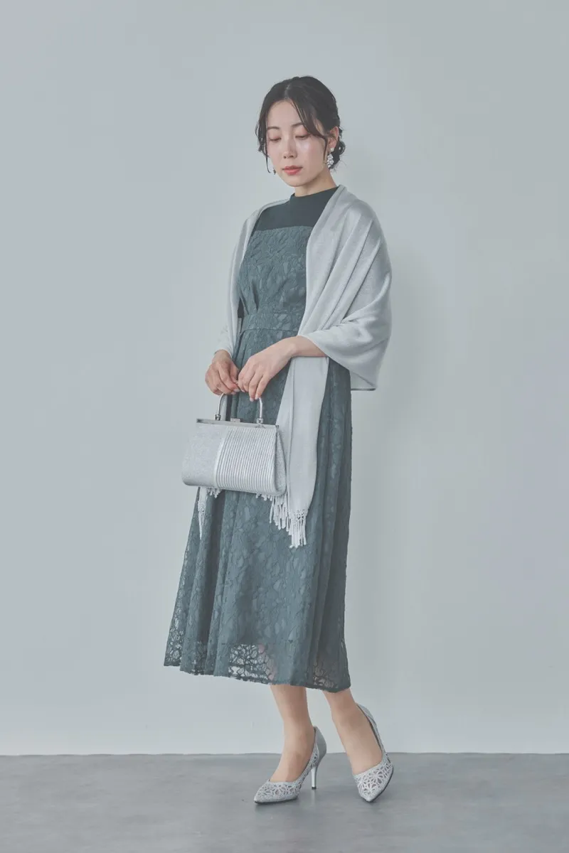 グリーンのフレアースリーブレースドレス