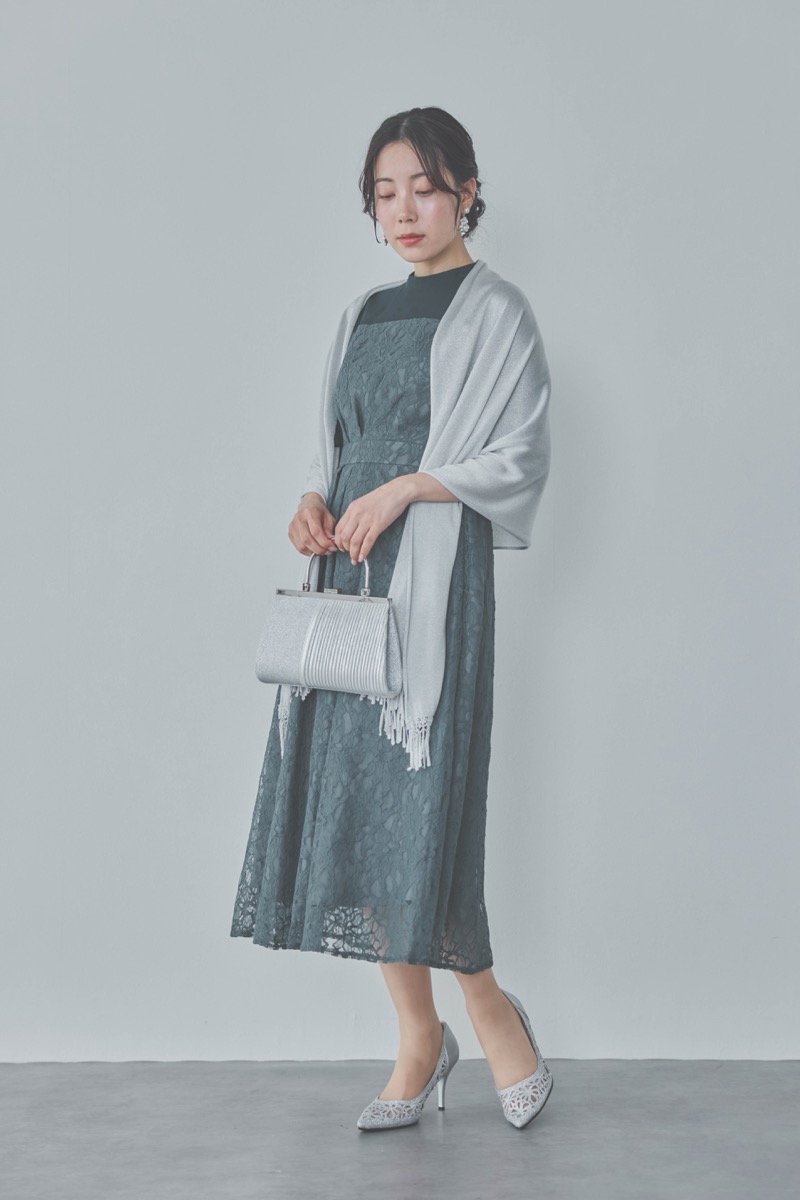 グリーンのフレアースリーブレースドレス