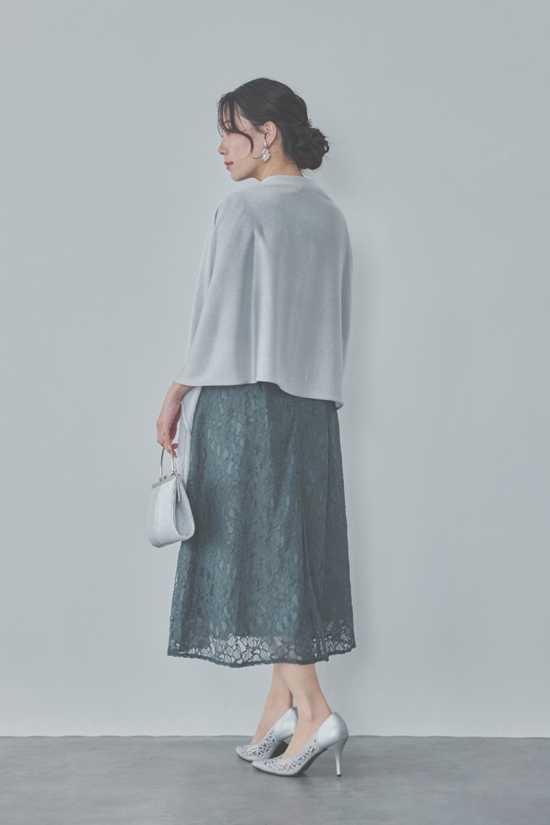 グリーンのフレアースリーブレースドレス