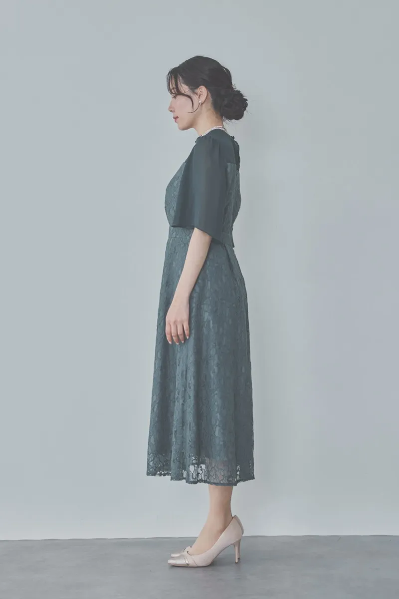 グリーンのフレアースリーブレースドレス