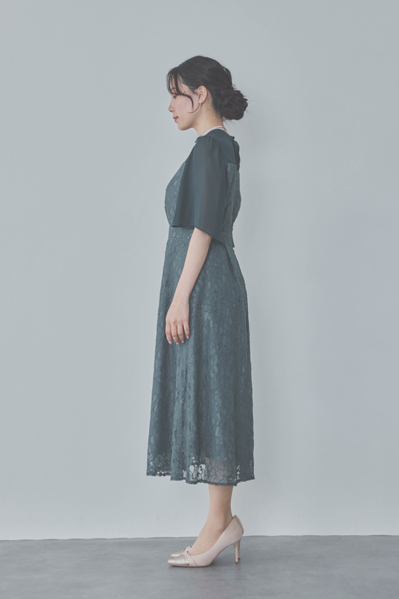 グリーンのフレアースリーブレースドレス