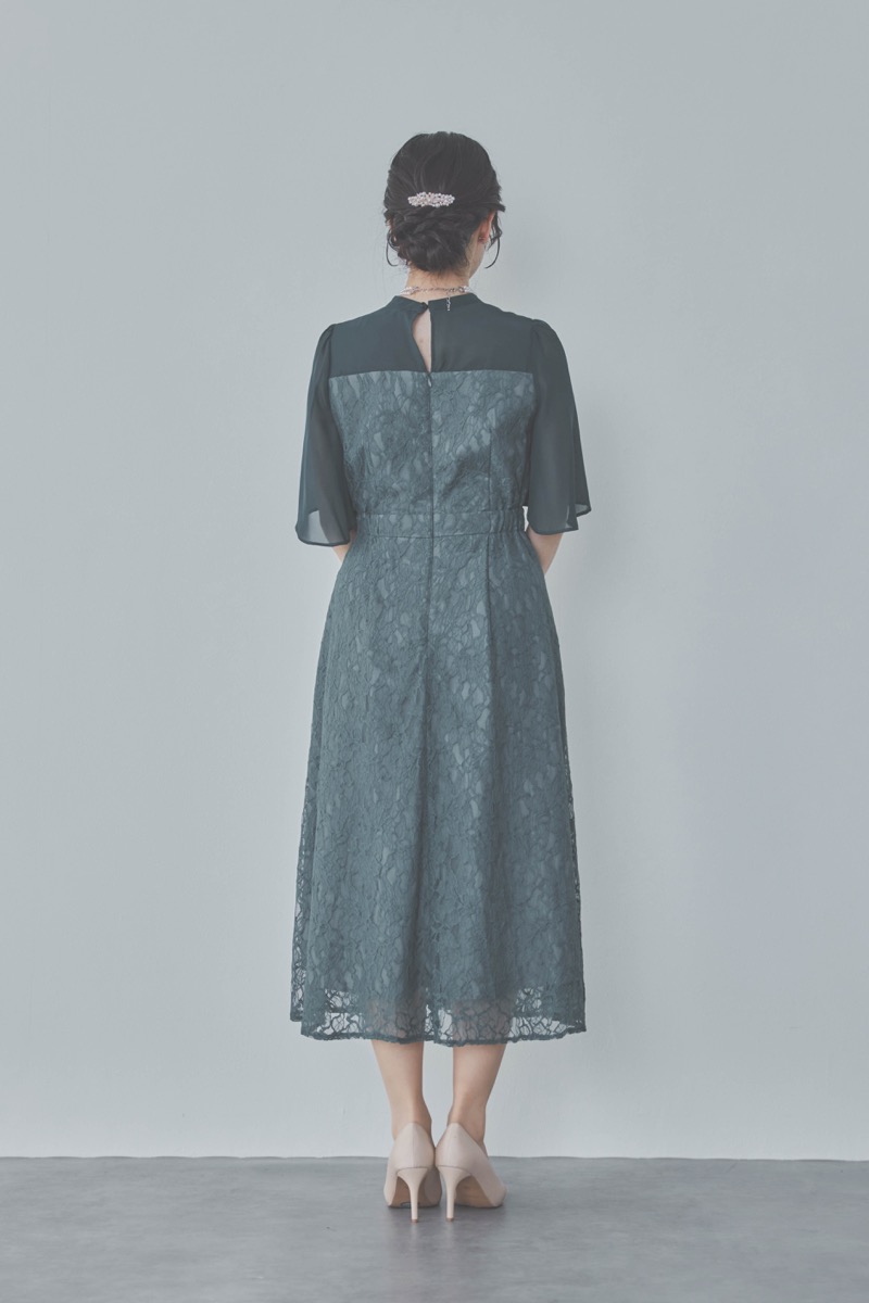 グリーンのフレアースリーブレースドレス