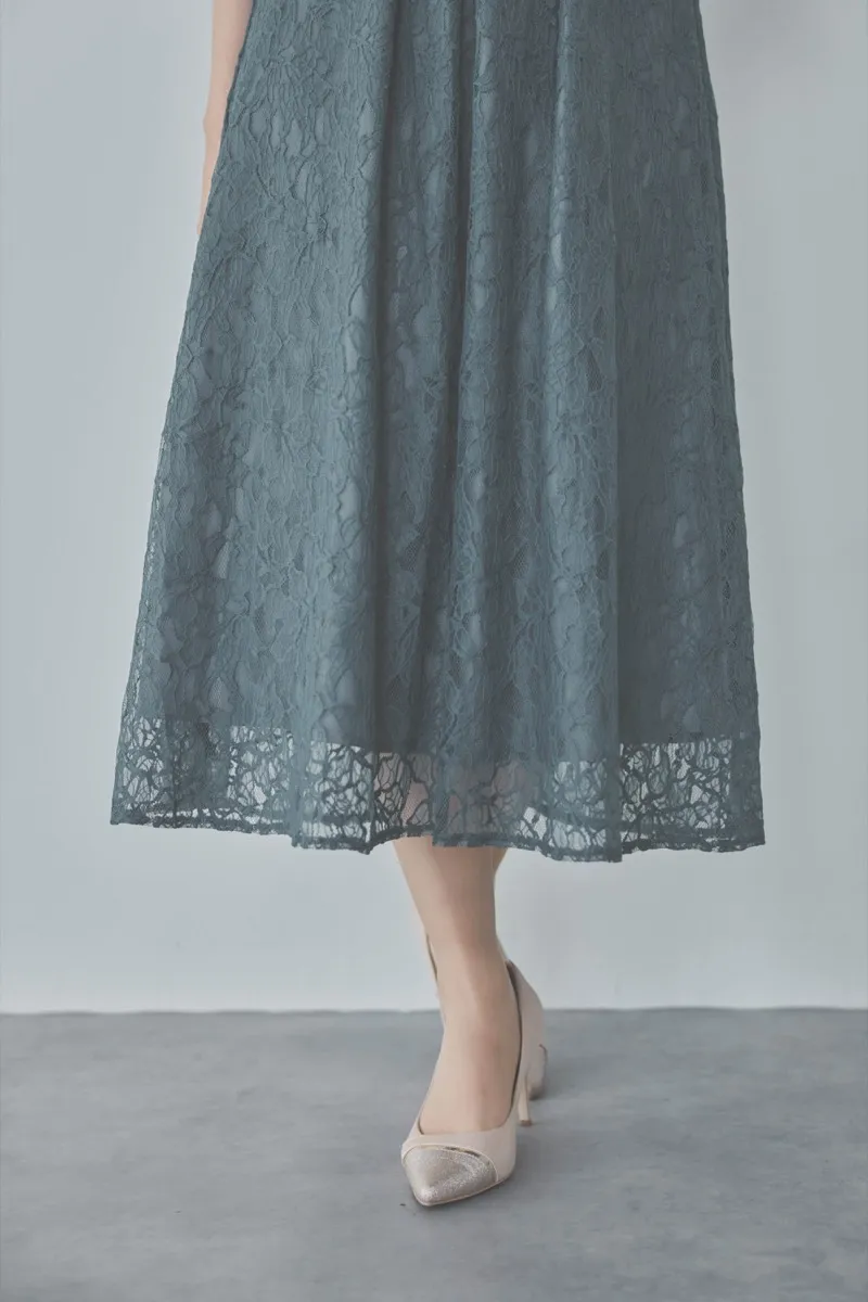 グリーンのフレアースリーブレースドレス