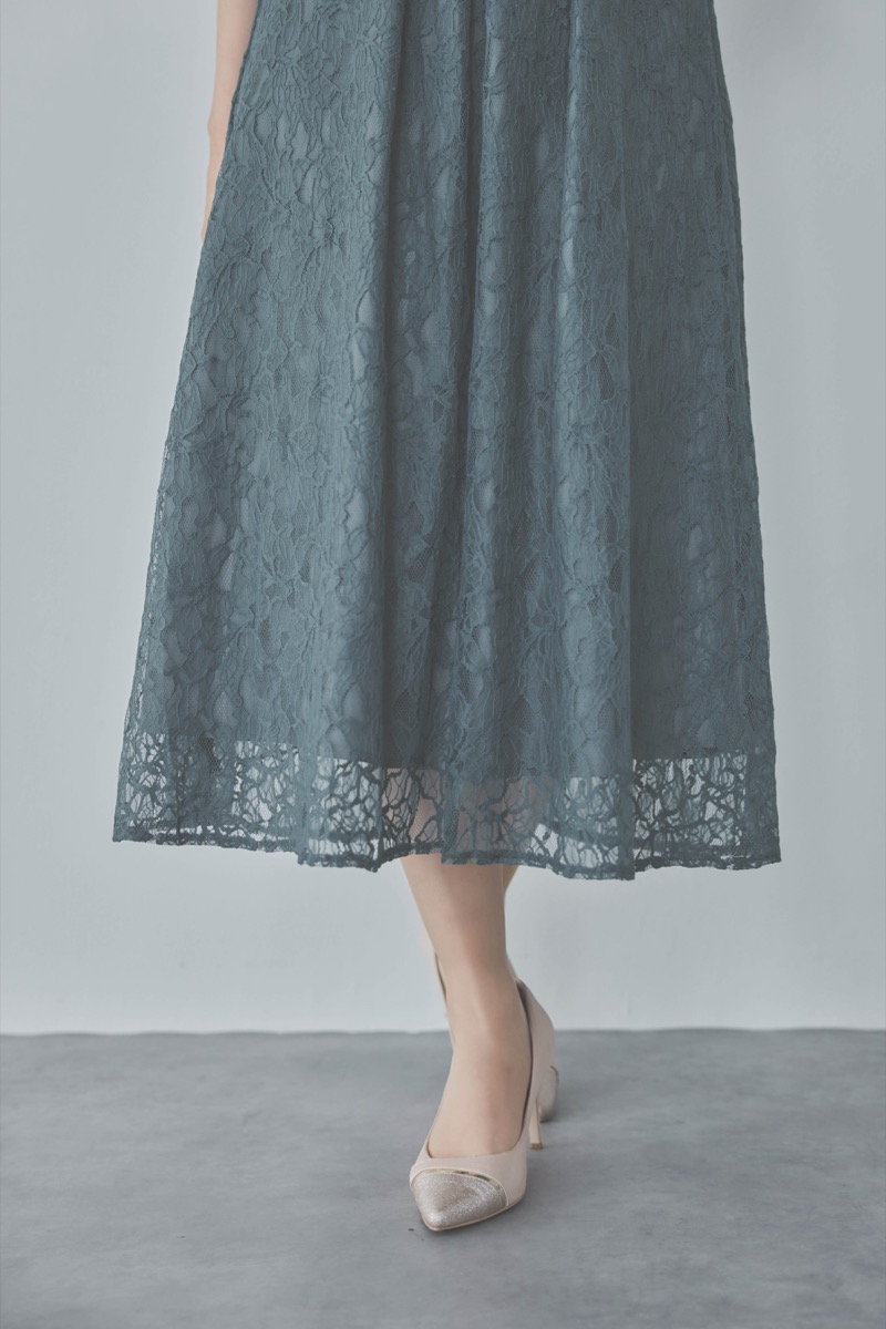 グリーンのフレアースリーブレースドレス