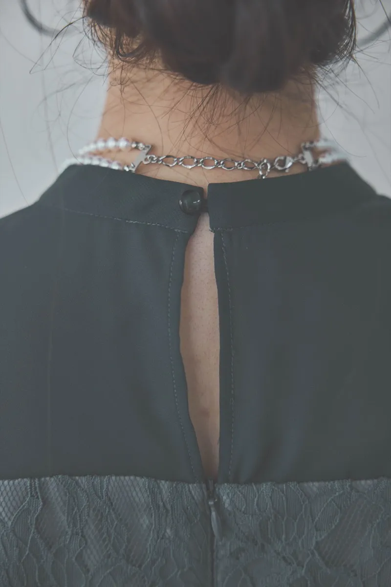 グリーンのフレアースリーブレースドレス