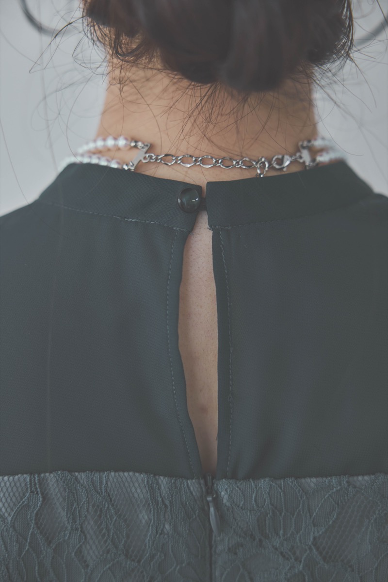 グリーンのフレアースリーブレースドレス