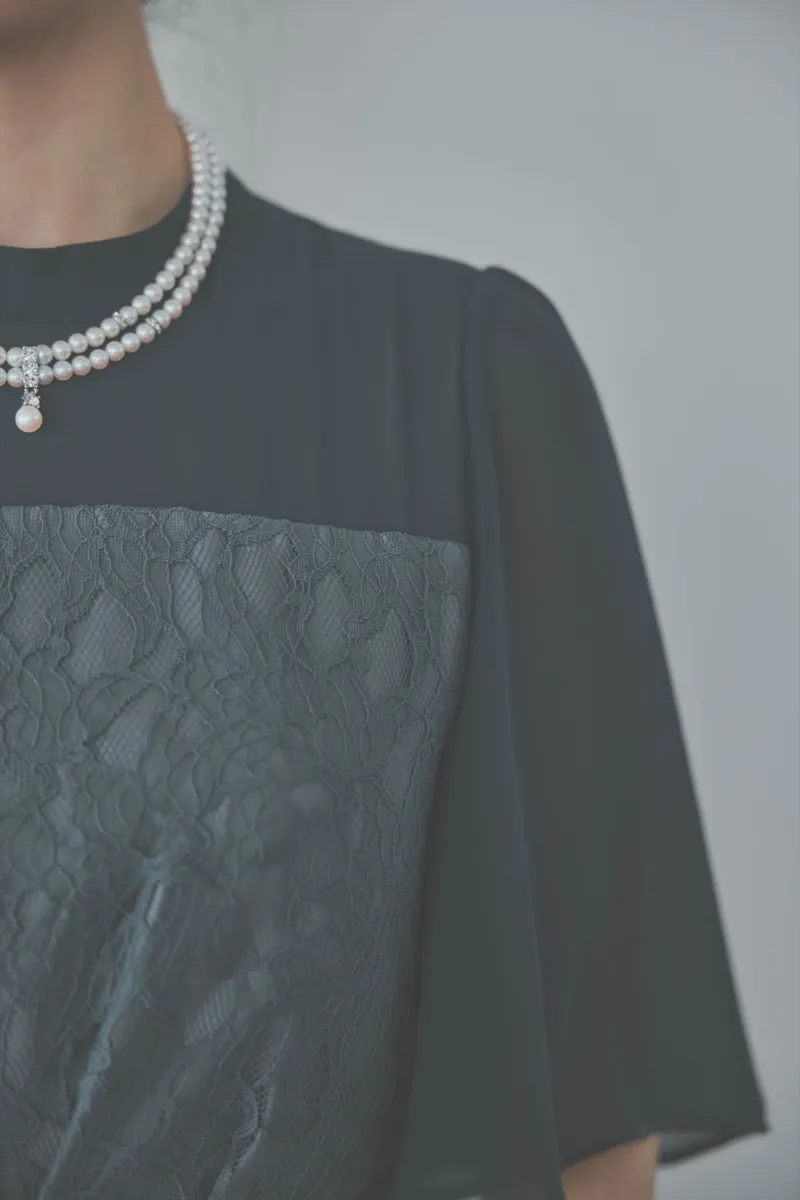 グリーンのフレアースリーブレースドレス