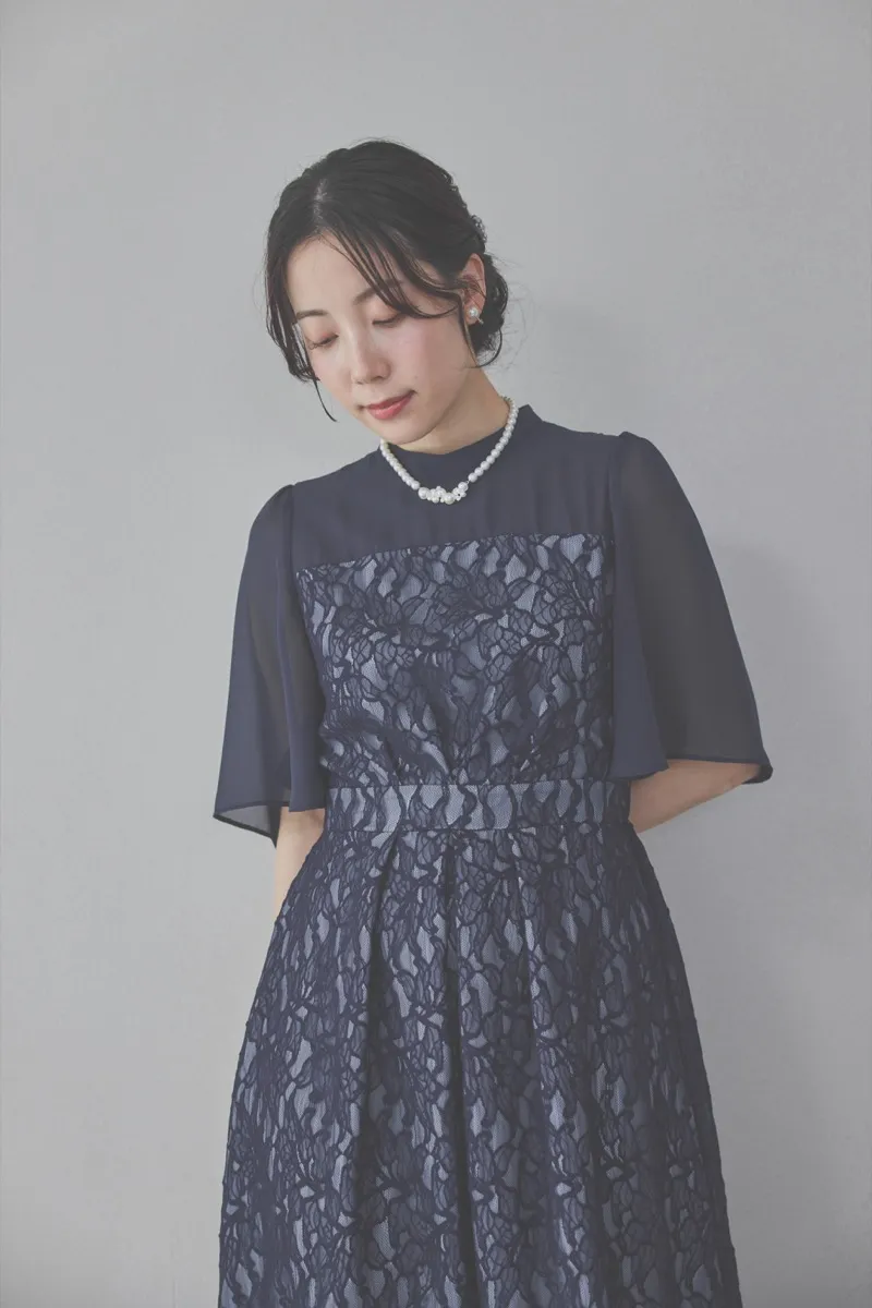 ネイビーのフレアスリーブレースドレス